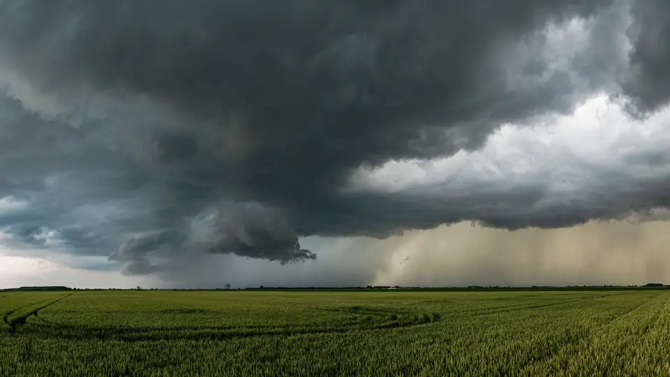 Nuvens de chuva sobre área rural