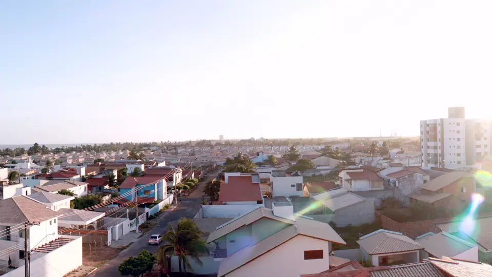Vista panorâmica da orla de Atalaia em Aracaju sob céu nublado