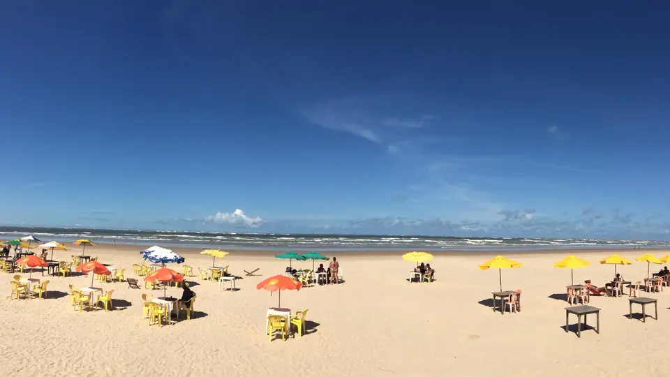 Orla de Atalaia em Aracaju com céu parcialmente nublado