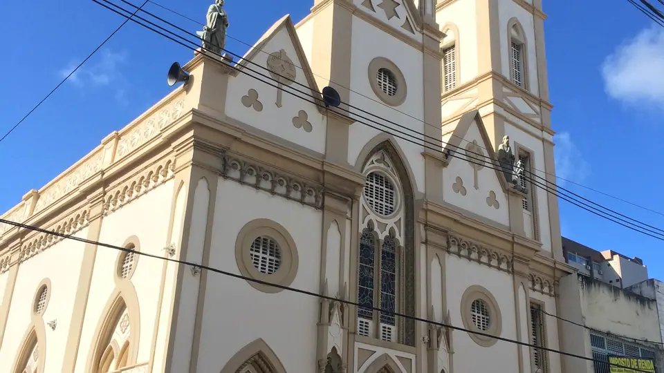 Rua do centro de Aracaju com prédios e movimento de pedestres