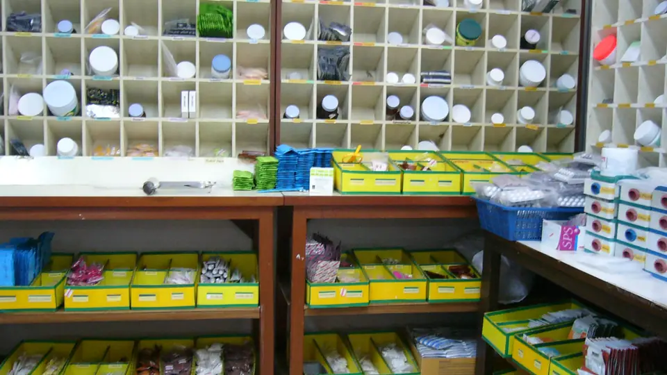 Prateleiras de uma farmácia hospitalar com medicamentos