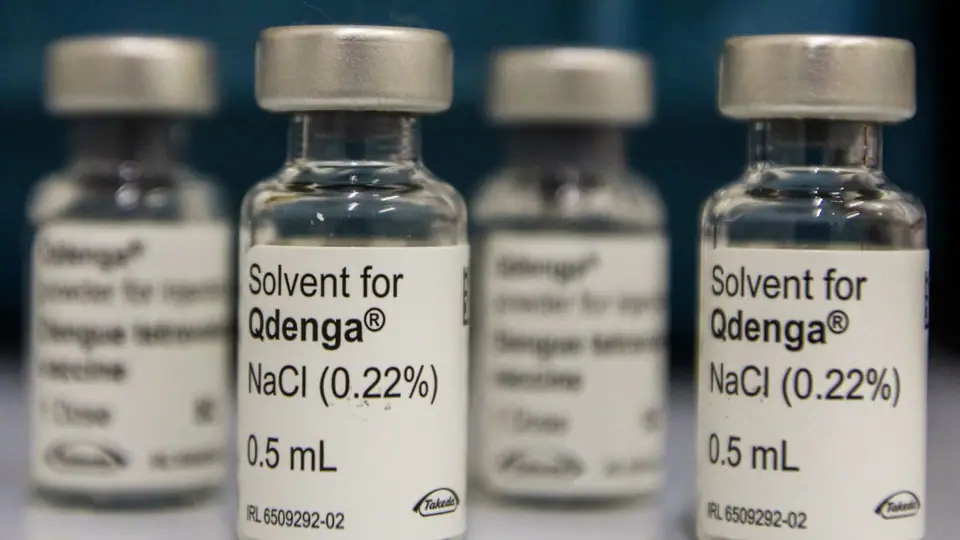 Frasco da vacina contra dengue Qdenga em posto de saúde