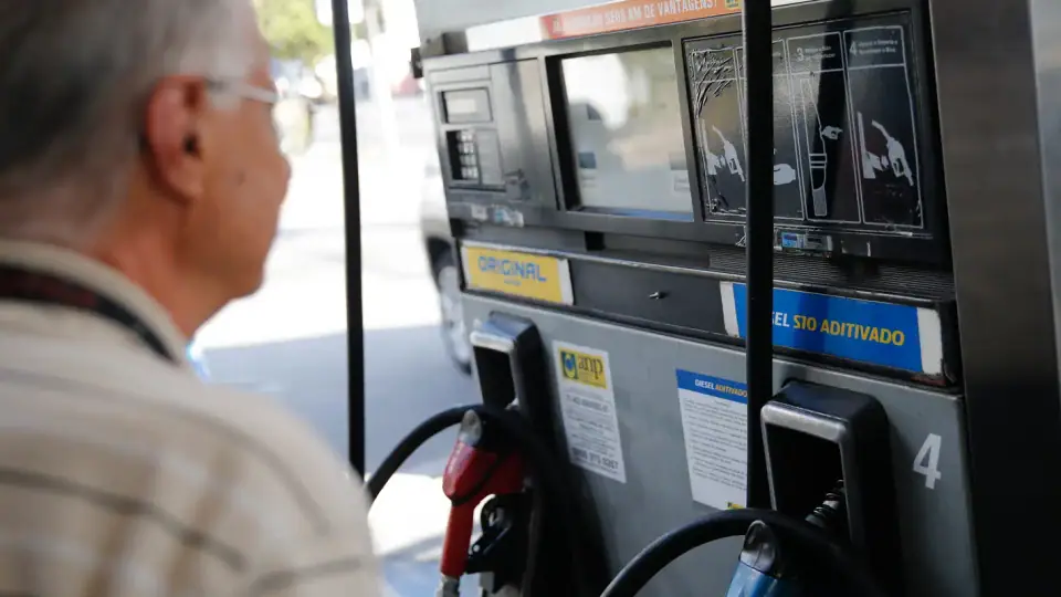 Posto de combustível com bombas de abastecimento de diesel