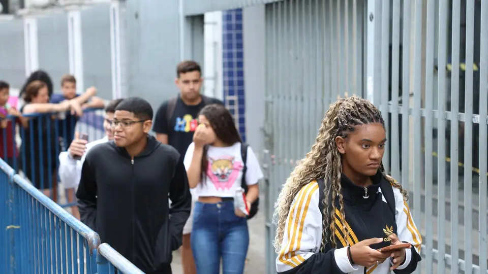 Estudantes saindo de um local de prova do Enem