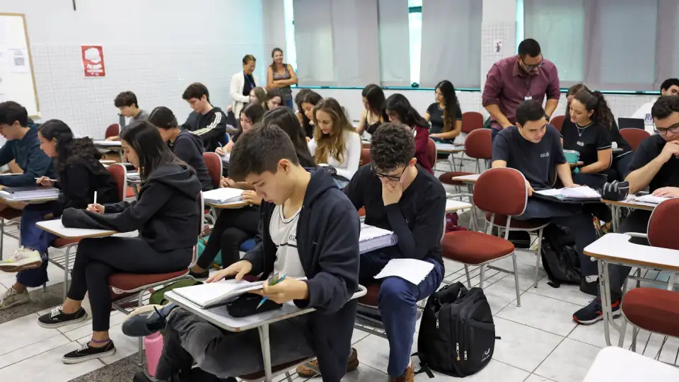 Alunos em sala de aula durante os estudos