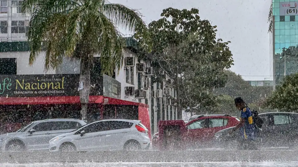 Chuva forte caindo sobre uma cidade brasileira