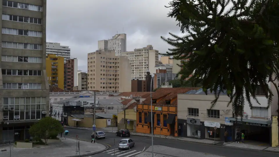 Vista do centro de Curitiba com prédios e movimento urbano