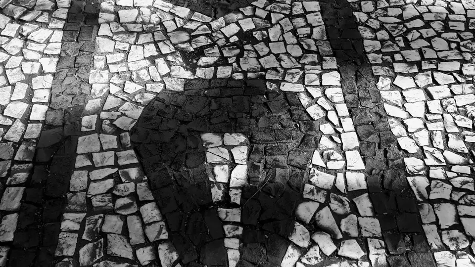 Detalhe de calçada de pedras portuguesas em via histórica de Curitiba