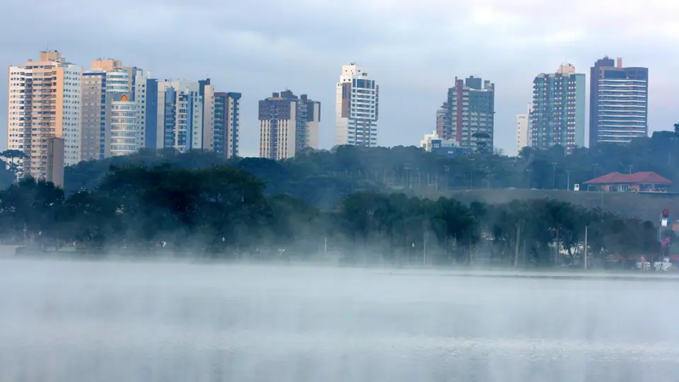 Céu nublado sobre paisagem do sul do Brasil indicando instabilidade climática