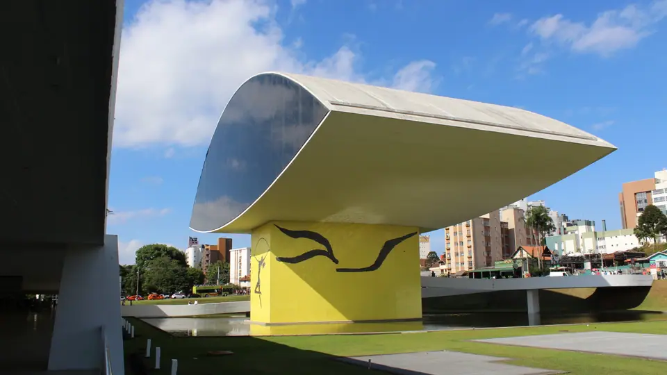 Fachada do Museu Oscar Niemeyer, no Centro Cívico de Curitiba