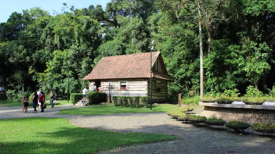 Memorial Polonês no Centro Cívico de Curitiba, área de prédios da administração pública
