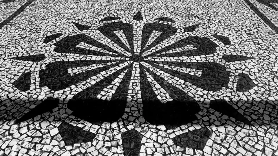 Detalhe de calçada e pavimento histórico em via de Curitiba