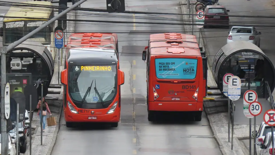 Ônibus do transporte coletivo de Curitiba em via da cidade
