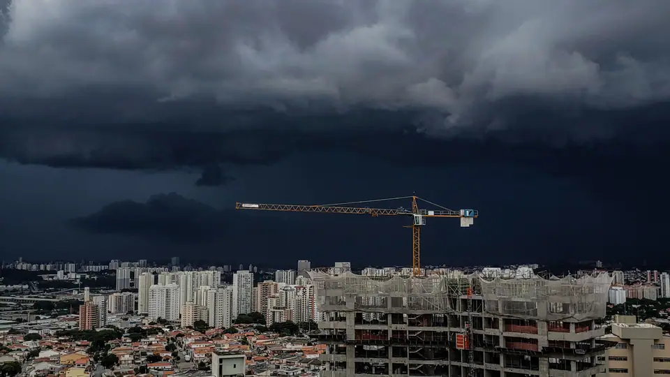 Chuva forte em avenida de São Paulo