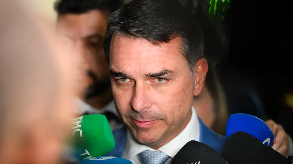 Senador Flávio Bolsonaro durante entrevista