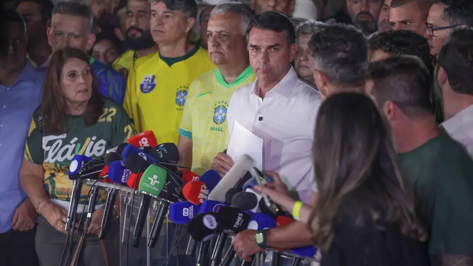 Flávio Bolsonaro fala com jornalistas após ser derrotado no segundo turno das eleições