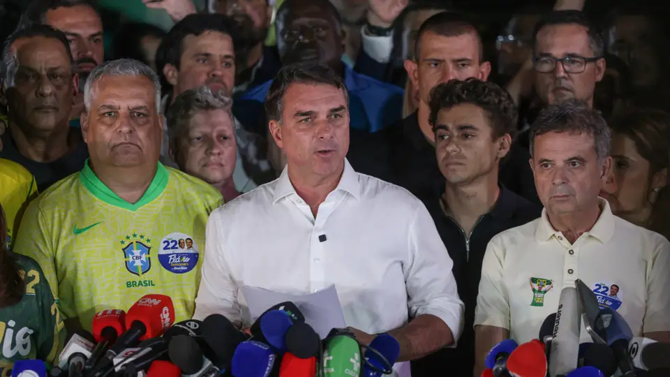 Flávio Bolsonaro fala com jornalistas após ser derrotado no segundo turno das eleições
