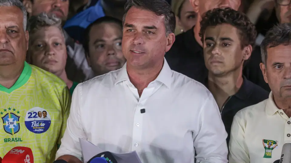 Flávio Bolsonaro fala com jornalistas após ser derrotado no segundo turno das eleições