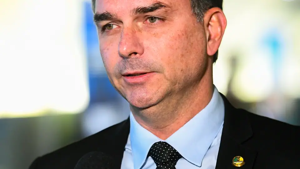 Senador Flávio Bolsonaro durante entrevista