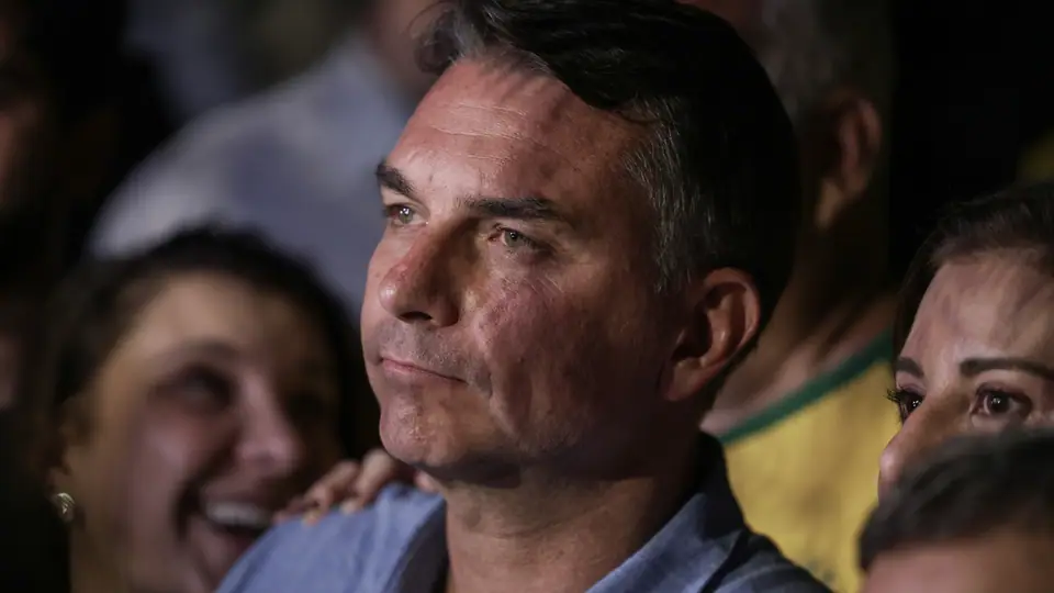 Flávio Bolsonaro fala com jornalistas após o resultado do primeiro turno das eleições de 2026