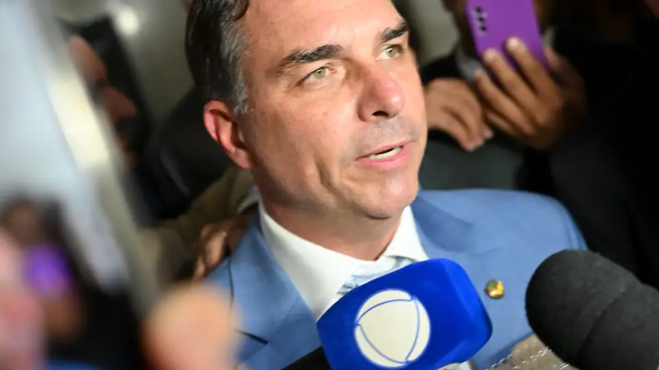 Senador Flávio Bolsonaro durante entrevista