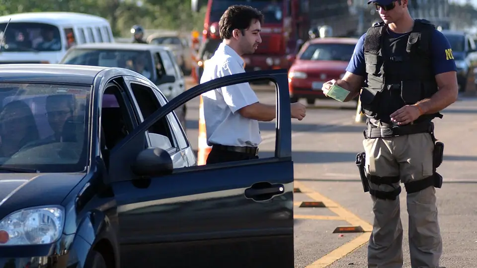 Viatura da Polícia Rodoviária Federal em rodovia brasileira