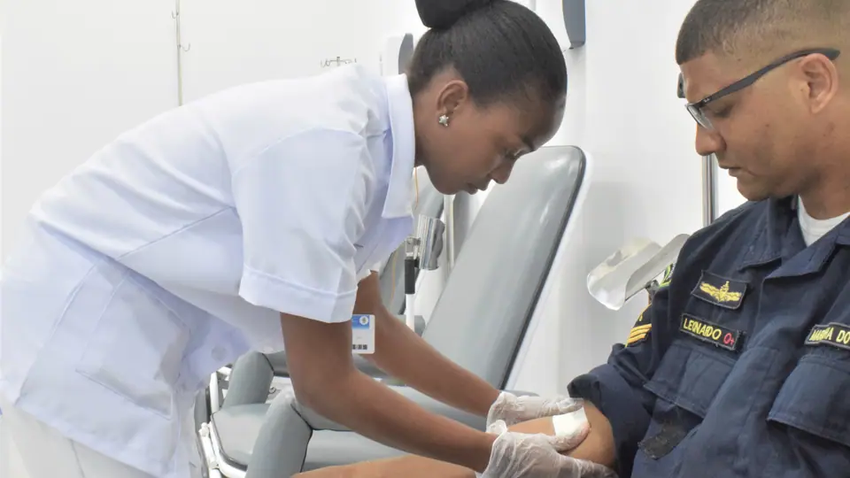 Enfermeira aplica medicação em paciente de hospital