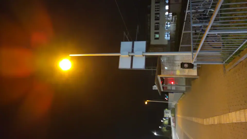 Poste de iluminação pública com lâmpada LED acesa à noite