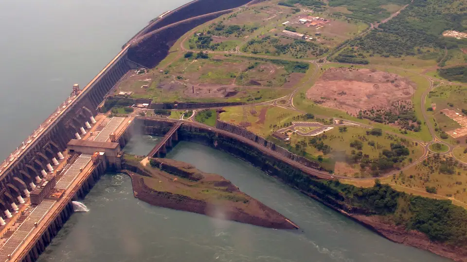 Vista aérea da usina hidrelétrica de Itaipu