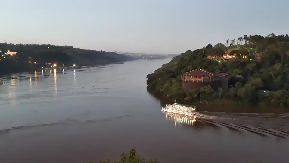 Foz do Rio Iguaçu, em área de vegetação próxima a Foz do Iguaçu