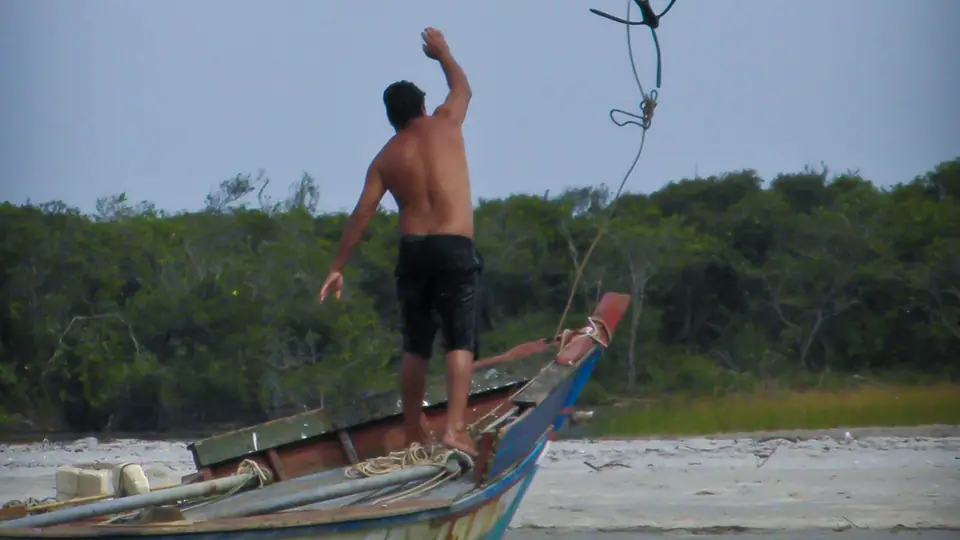 Pesca amadora em área de cultivo na Baía de Guaratuba