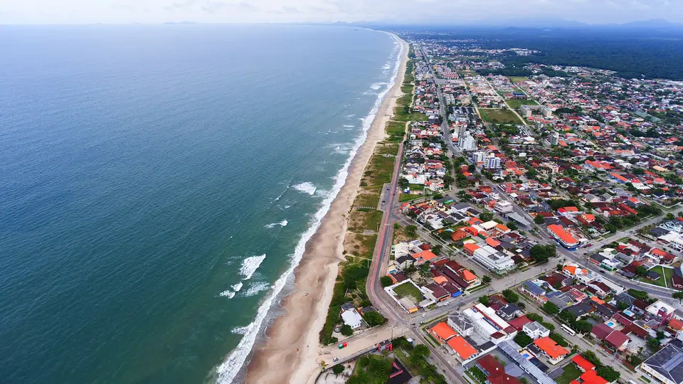 Praia de Guaratuba com o centro da cidade ao fundo