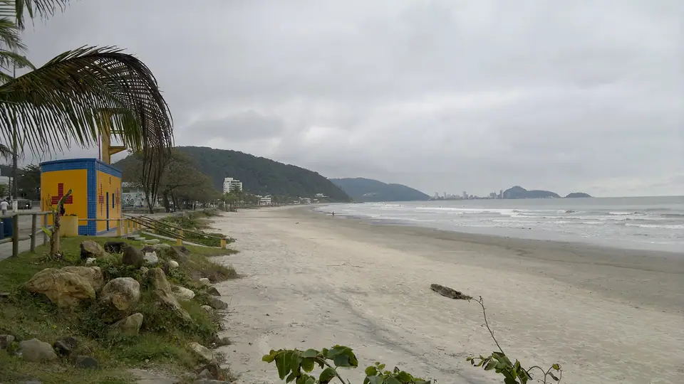 Praia de Guaratuba em dia ensolarado