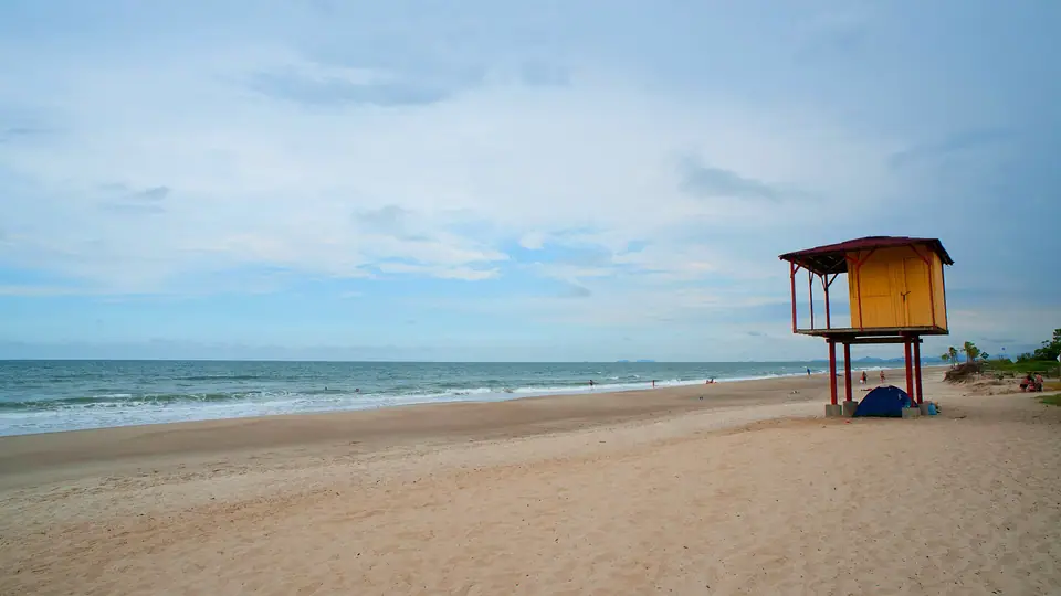 Praia do Guarujá em Guaratuba, no litoral do Paraná