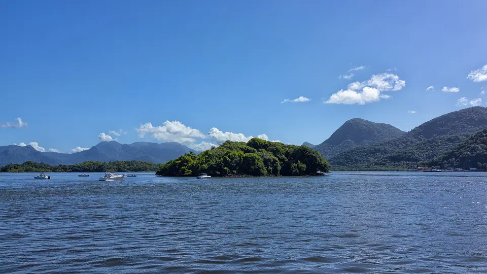 Caminho de barco na Baía de Guaratuba em direção à Ilha