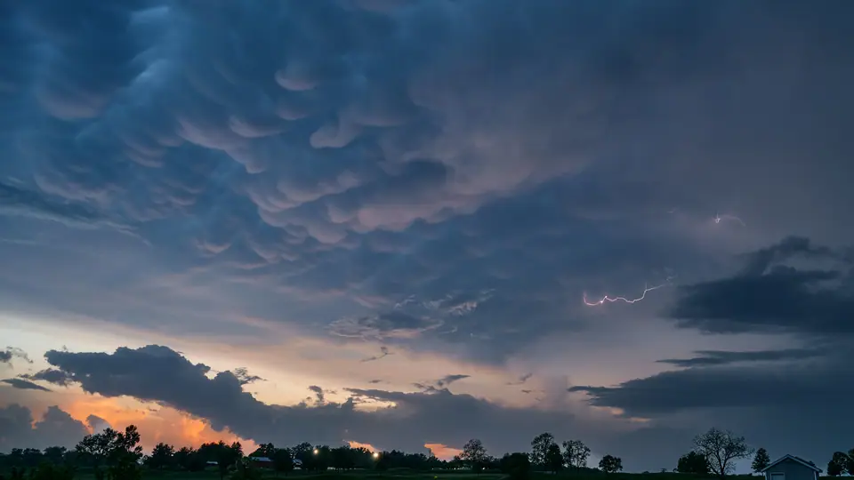 Nuvens de tempestade com raios ao fundo
