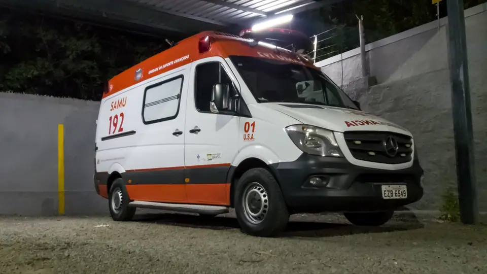 Ambulância de suporte avançado do Samu estacionada