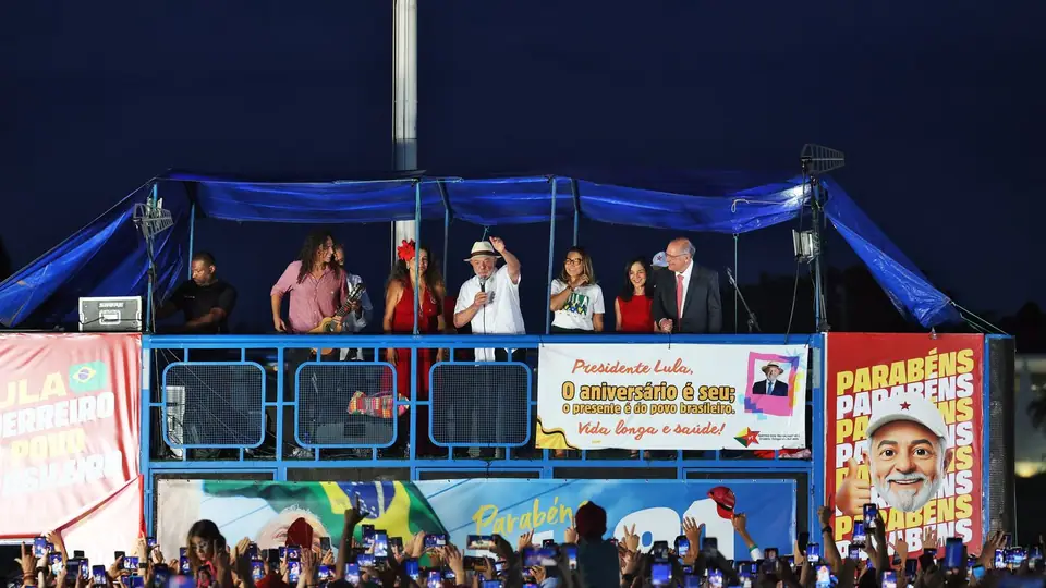 Presidente Lula fala durante comemoração de aniversário em frente ao Palácio da Alvorada