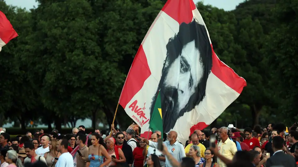 Eleitores participam da festa de aniversário do presidente Lula em frente ao Palácio da Alvorada