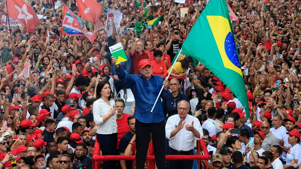 Presidente Lula fala com eleitores após a reeleição na avenida Paulista