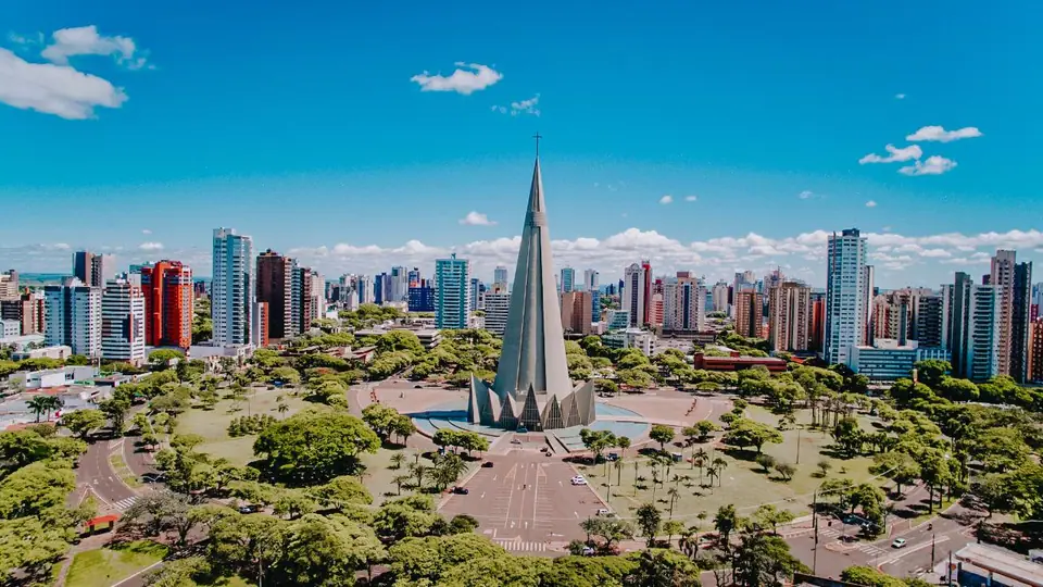 Vista panorâmica de Maringá com prédios e avenidas arborizadas