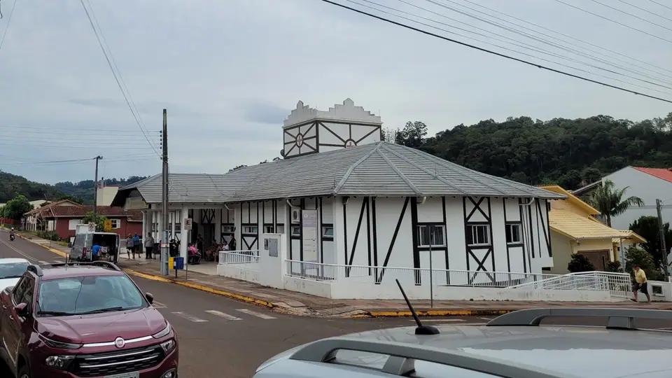 Fachada de unidade de saúde pública brasileira