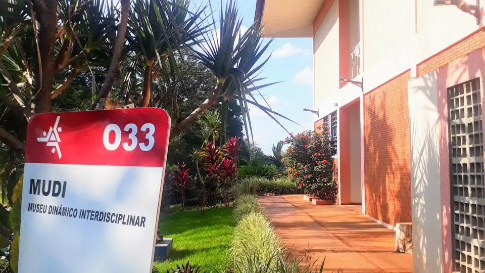 Fachada de prédio público em Maringá com arquitetura educacional