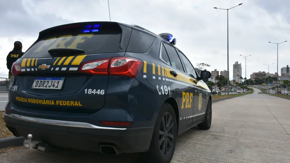 Agentes de trânsito realizam fiscalização de veículos em rodovia