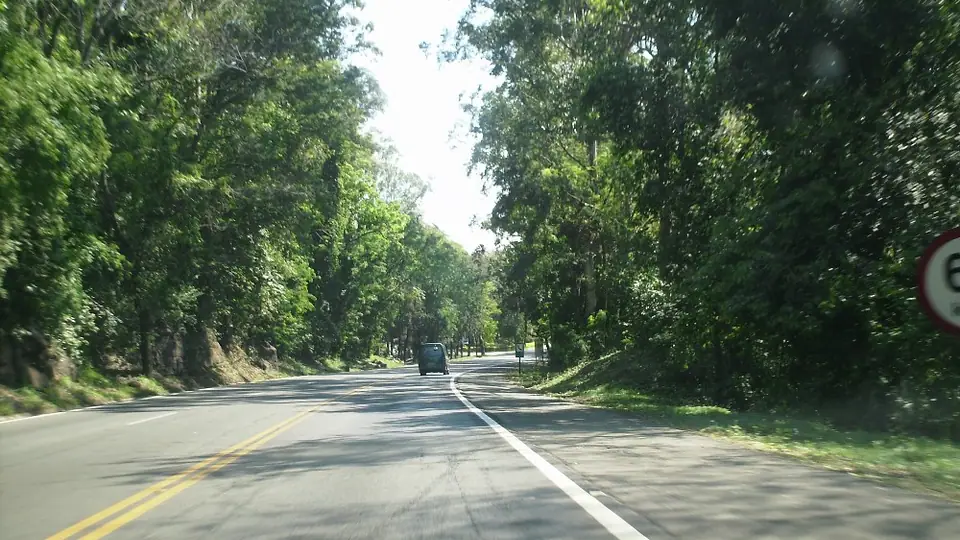 Trecho de rodovia asfaltada no Paraná