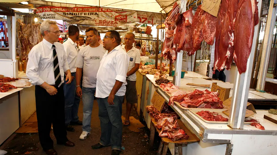 Feira de empregos com trabalhadores reunidos