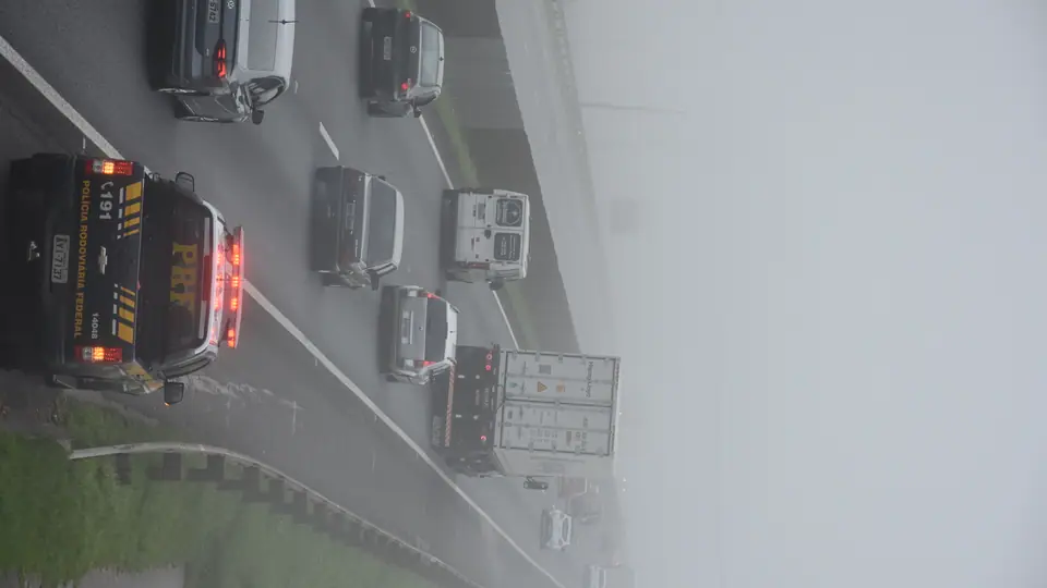 Rodovia com neblina no litoral do Paraná