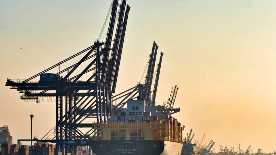 Vista aérea do porto comercial de Paranaguá com navios atracados