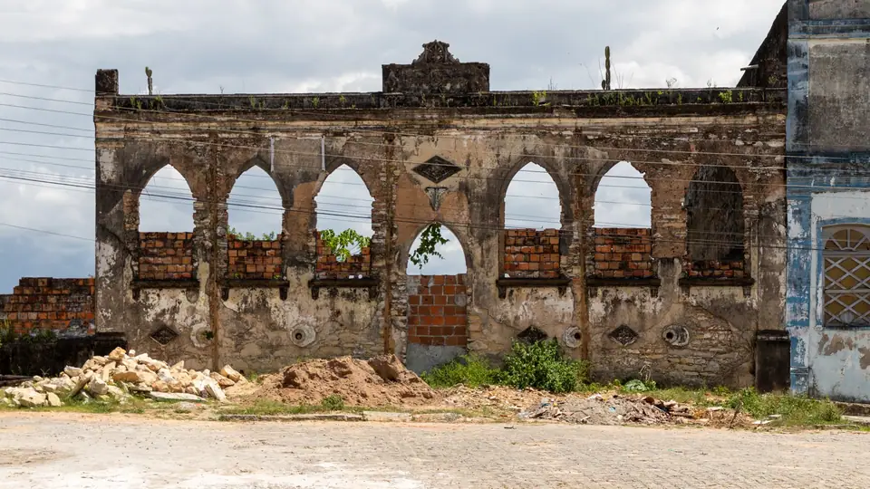 Fachada de edifício histórico de hospital em Laranjeiras, Sergipe