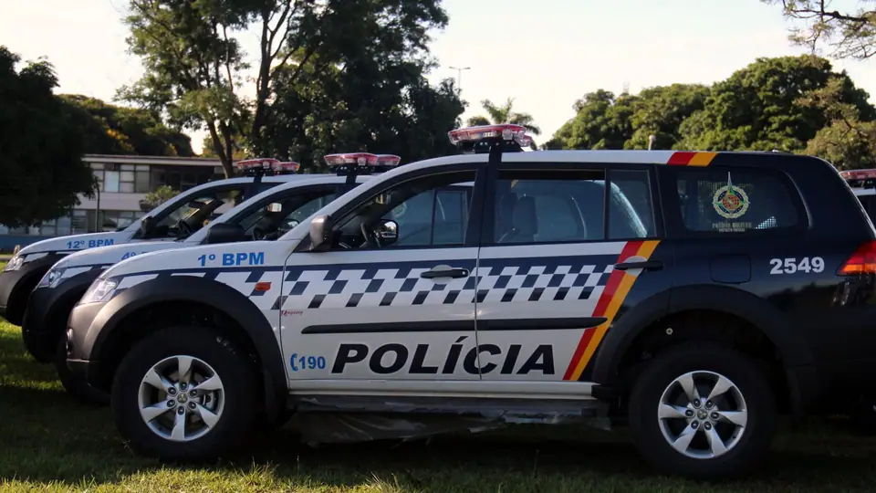 Viaturas policiais estacionadas lado a lado no Brasil